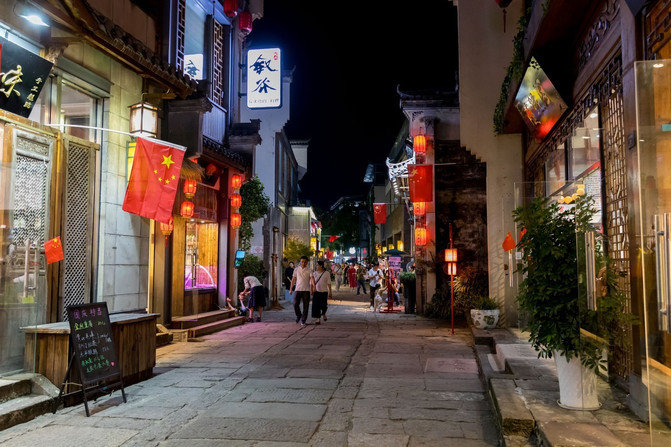 黎阳in巷夜景:徽派建筑外壳里的酒吧和餐馆,夜间经济是这条"老街"的主场