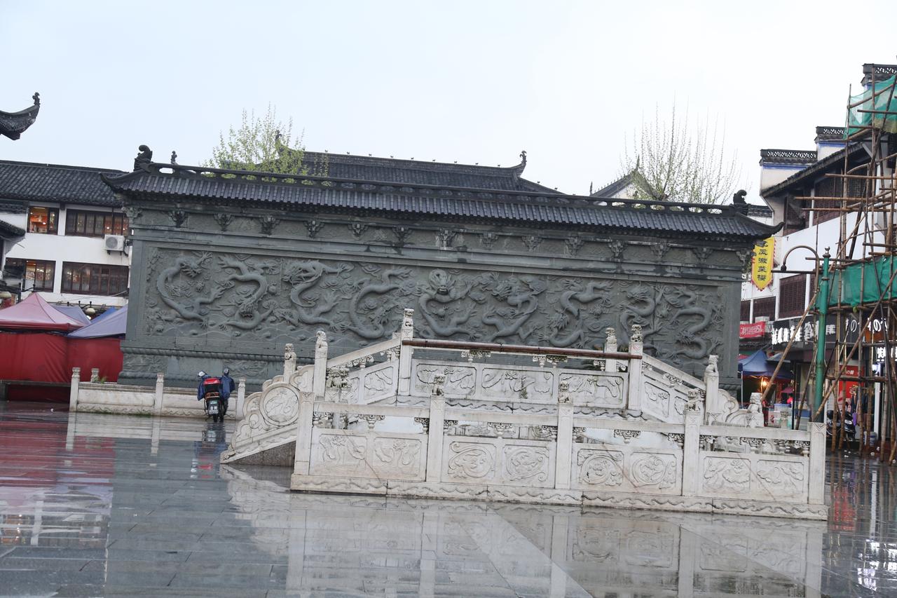 徽州古城街景,居民日常与古建筑并存