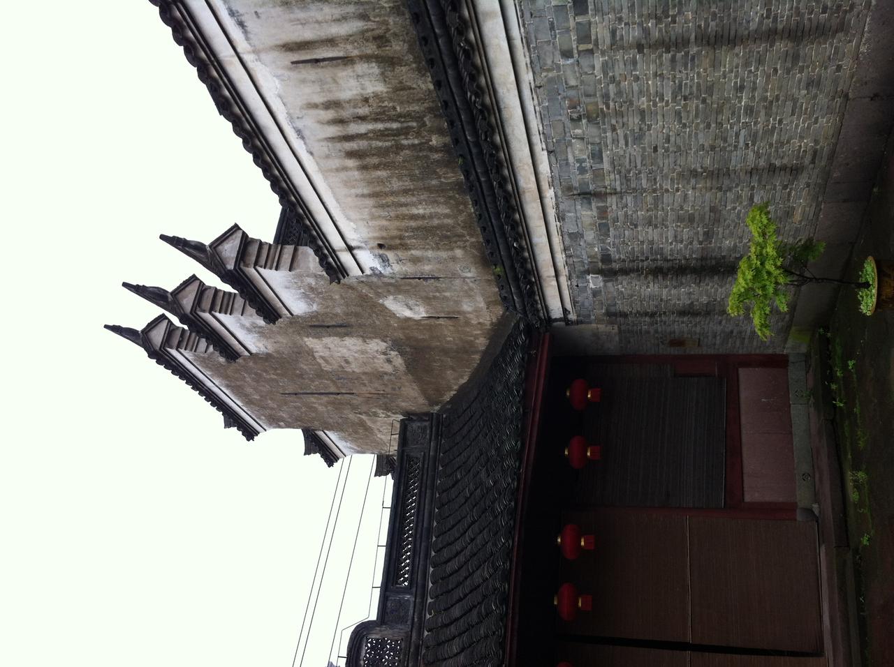 斗山街青石板路与两侧马头墙高耸的徽派民居