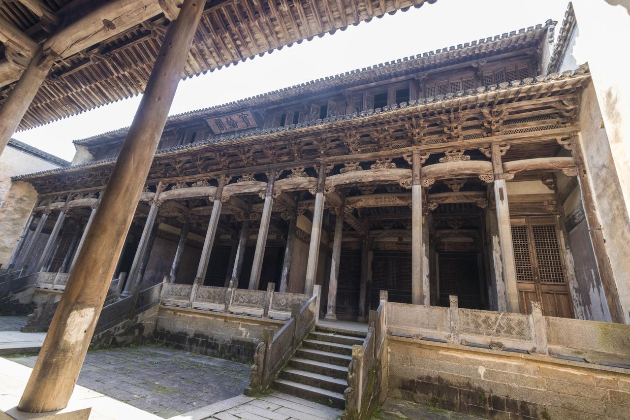 呈坎宝纶阁梁枋彩绘，表面可见烟熏痕迹