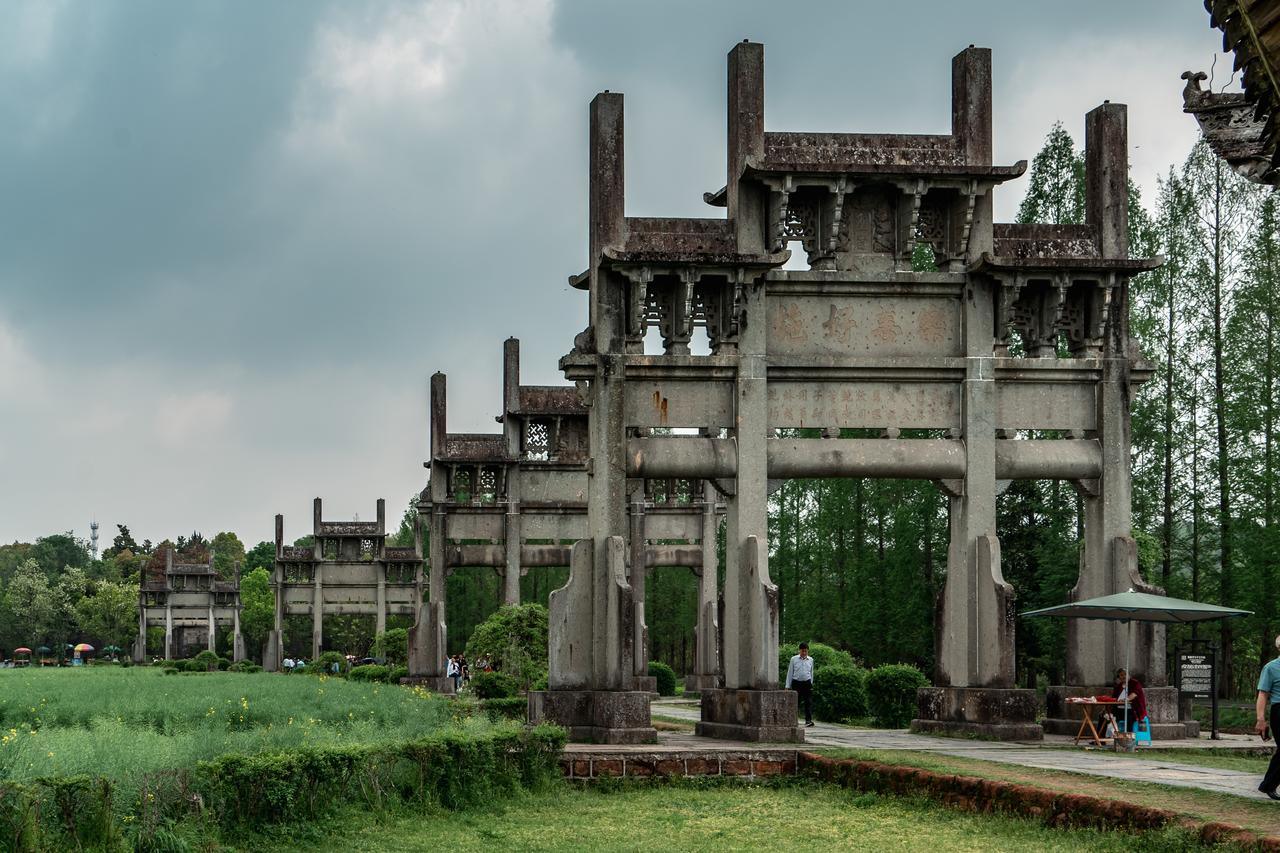 棠樾牌坊群全景，七座石牌坊沿村道排列