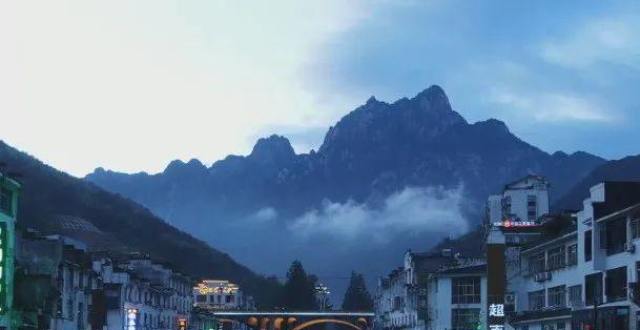 黄山南大门牌坊,汤口镇入口,分隔景区与镇区的空间界标