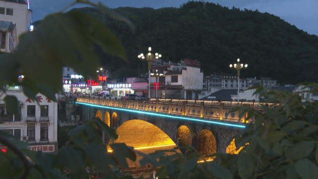 夜幕下的汤口街道,灯箱和水纹灯的亮起数量随游客量波动