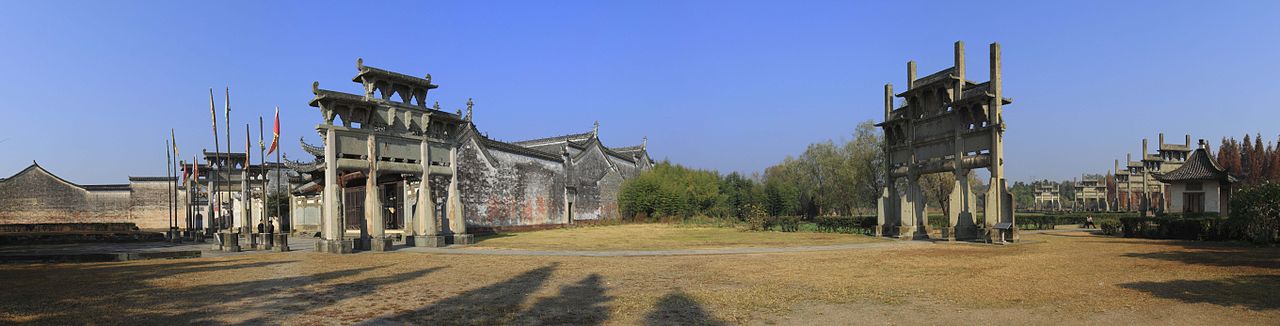 棠樾牌坊群全景，七座石牌坊沿村道一字排开