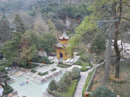 温泉景区入口区域,前景为温泉泡池,背景为1950年代实用主义建筑群