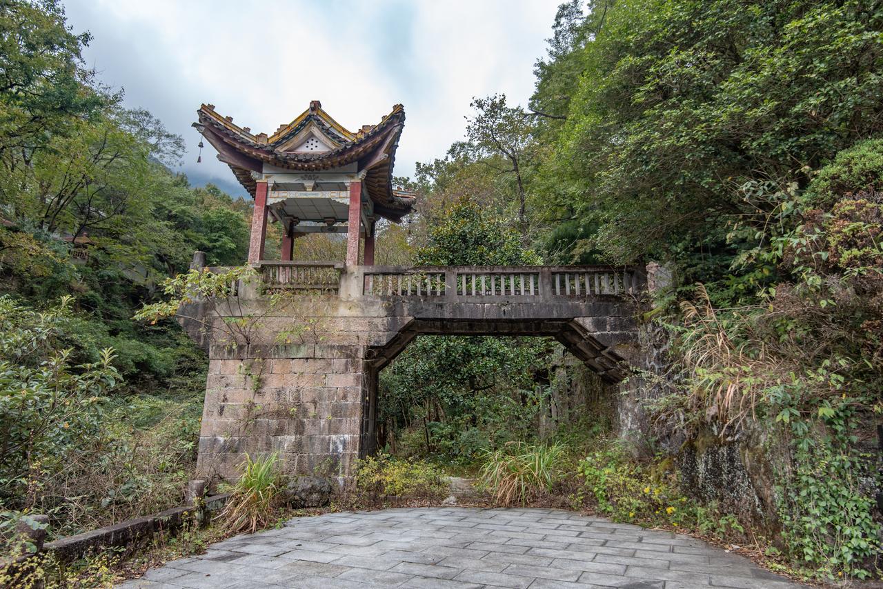 小补桥与翼然亭，断桥横跨桃花溪上