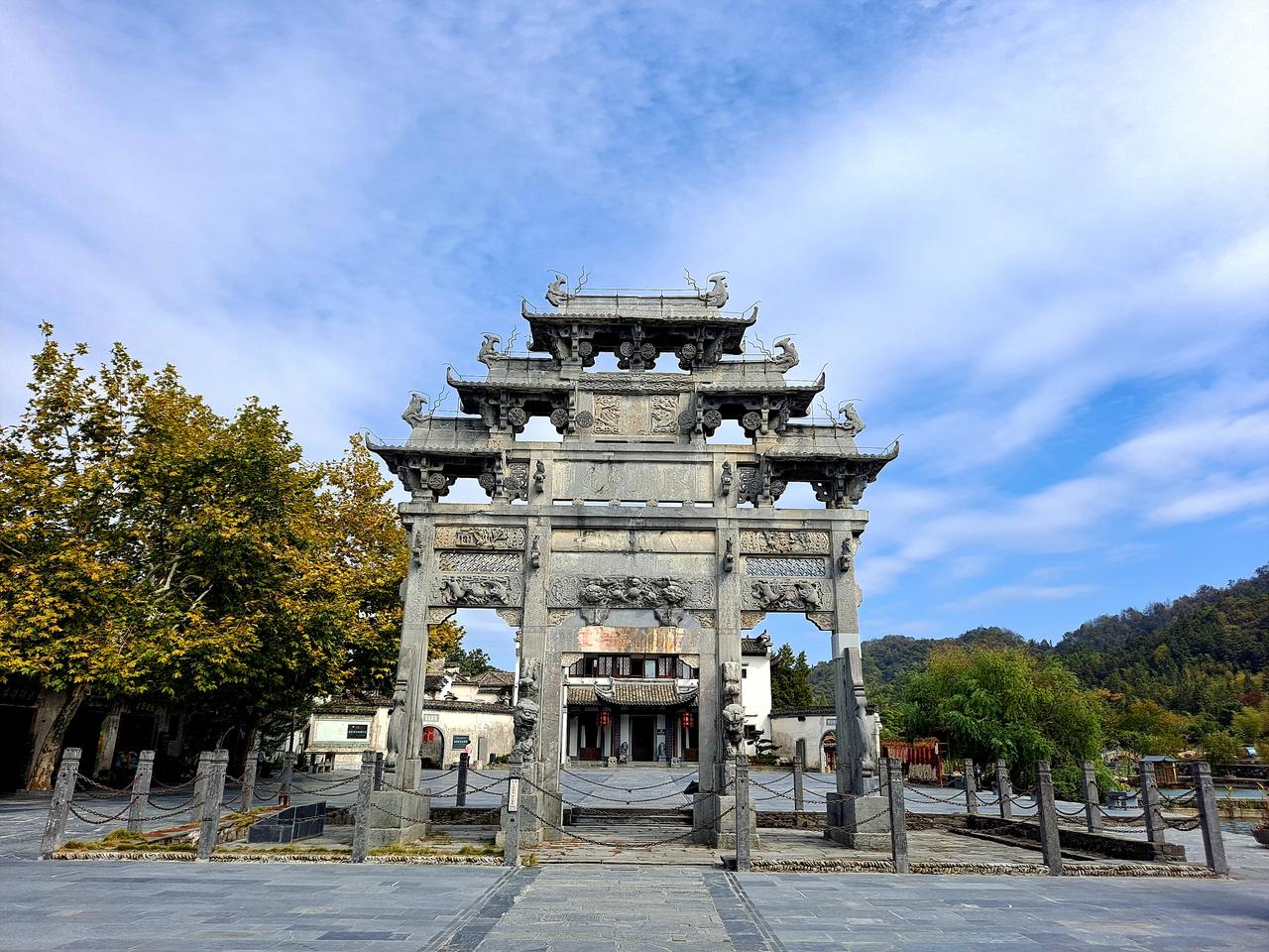 西递村口的胡文光牌坊与主街入口