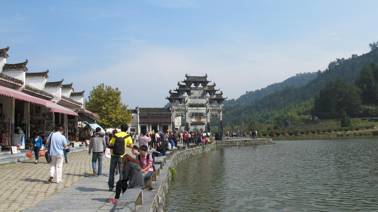 西递村明经湖畔的村落天际线