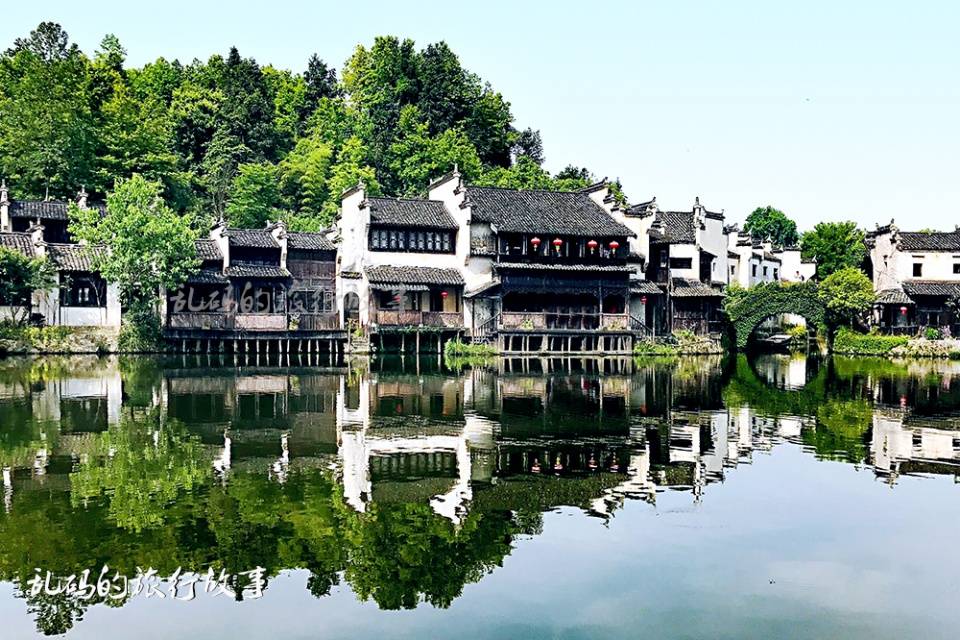 秀里影视村入口处的河道与徽派风格建筑群