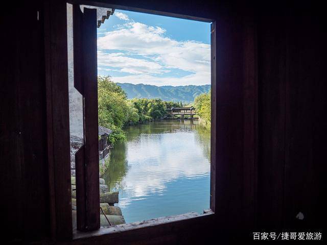 透过窗户看到的秀里水乡景观