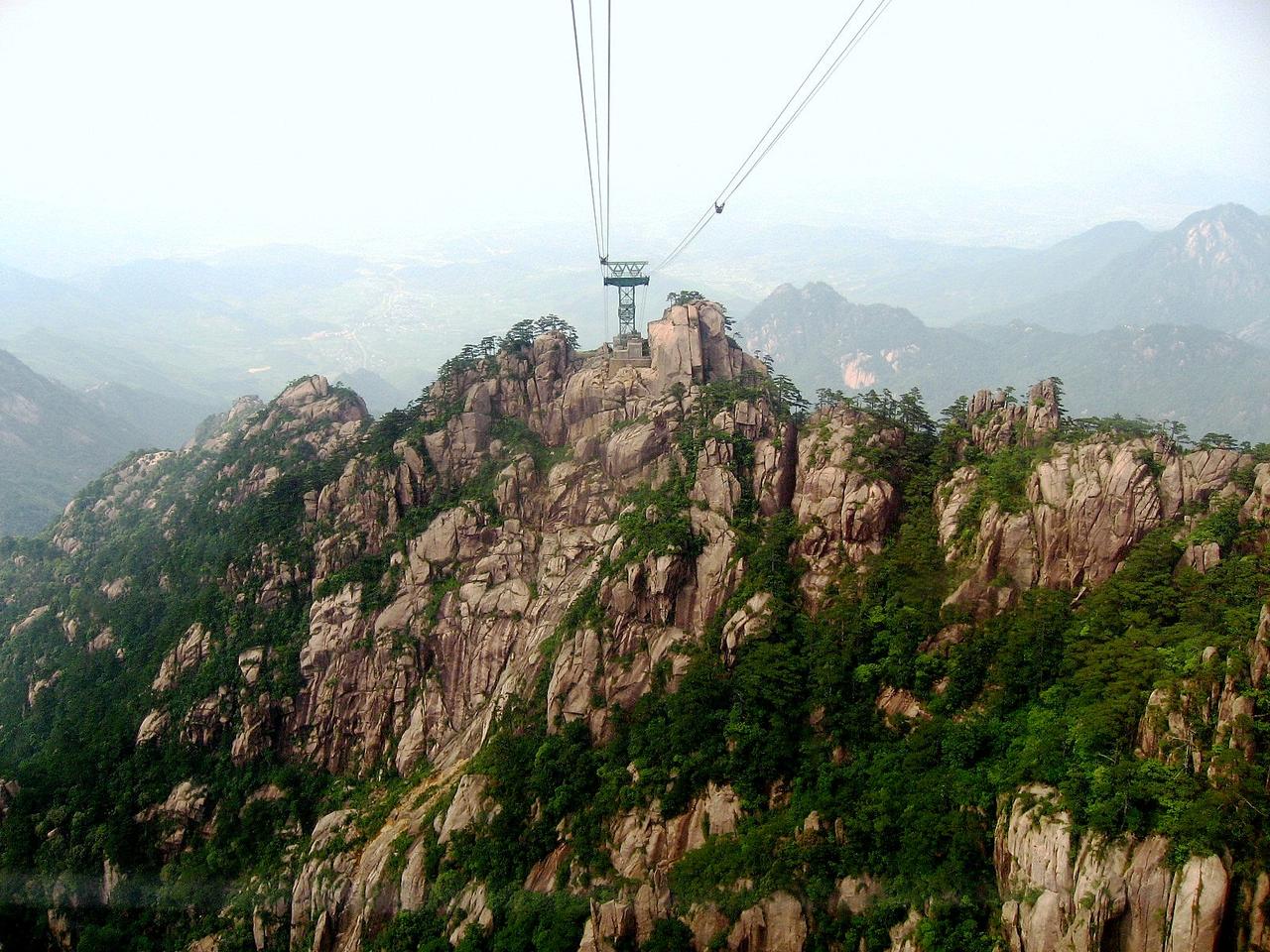 云谷索道车厢内看到的黄山花岗岩峰林，缆车穿行在山脊之间