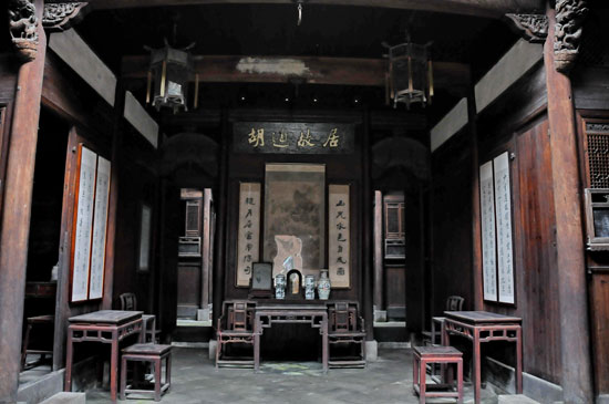 胡开文纪念馆内景，传统家具与书画陈设，体现徽墨文化