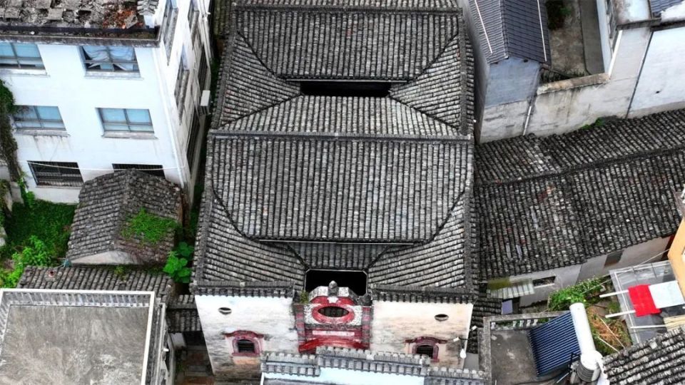 胡开文旧居大门，中西合璧的"红门楼"门楼，徽派砖雕与西洋拱券结合
