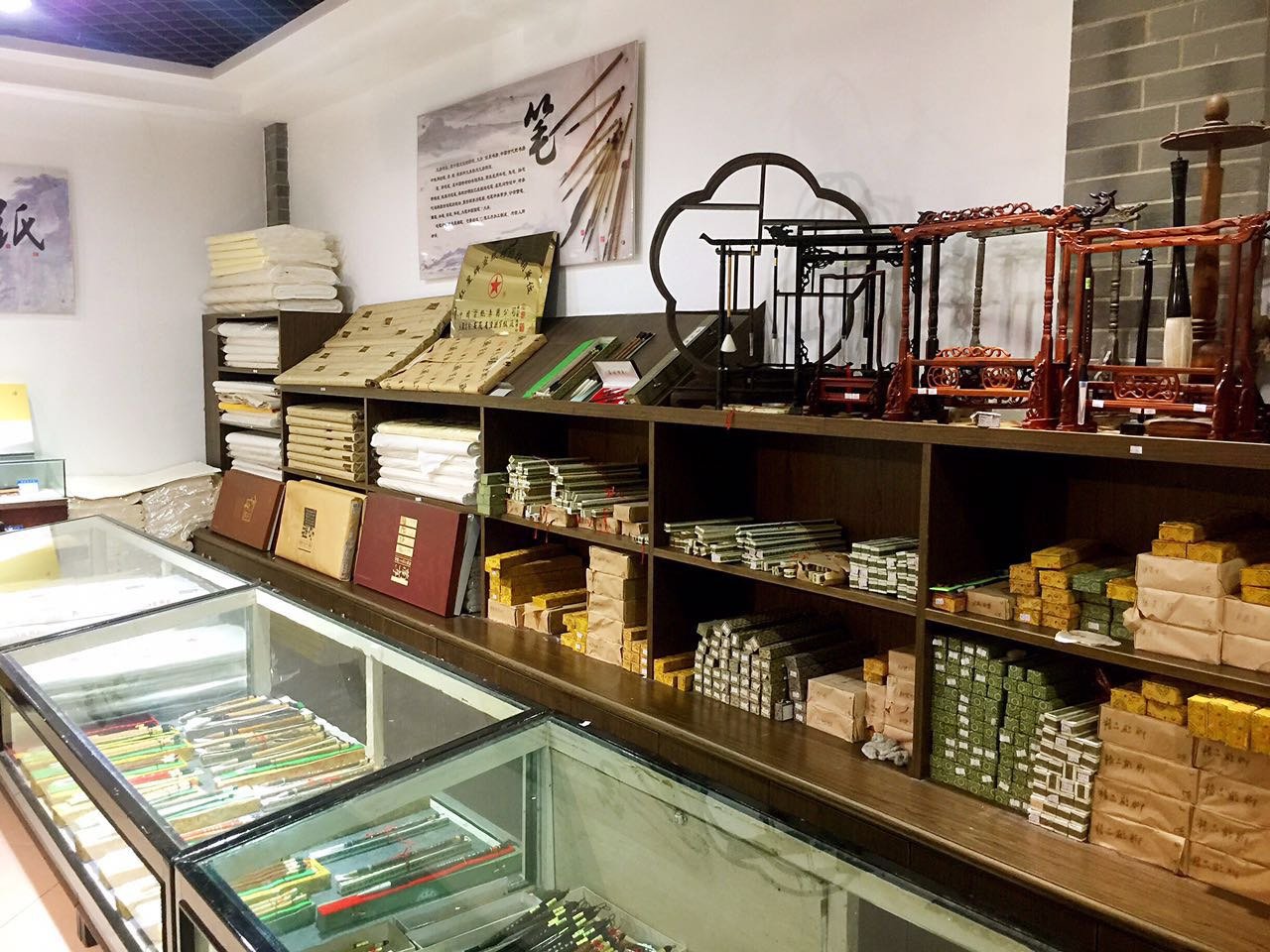 胡开文纪念馆内的墨锭展柜，展示各类徽墨产品和墨模雕刻