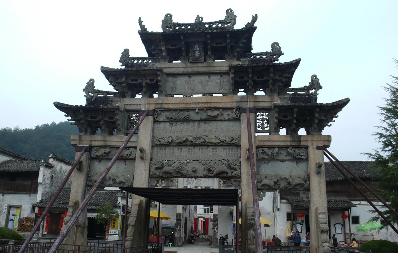 奕世尚书坊，四脚石牌坊，明代为胡富和胡宗宪而立