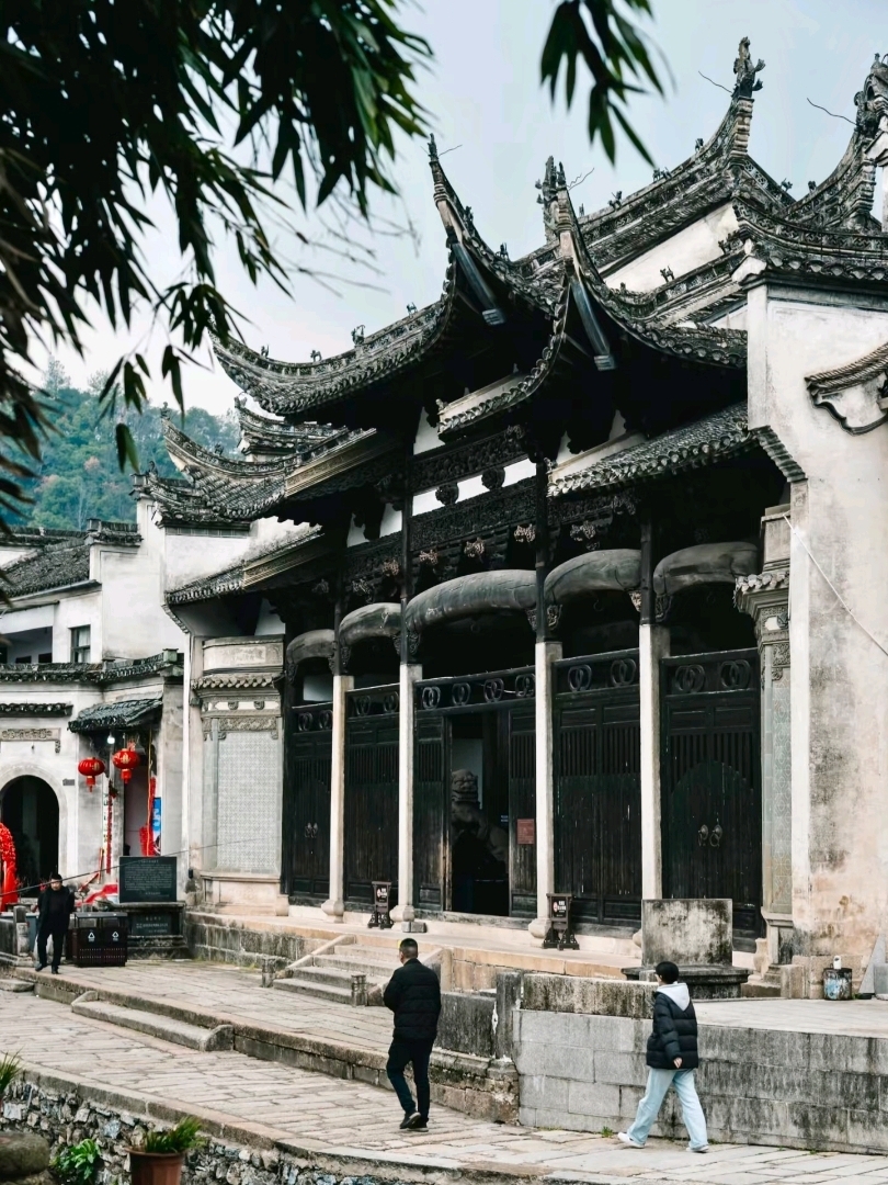 龙川胡氏宗祠门楼外景，重檐歇山顶与石鼓，游客在广场上游览