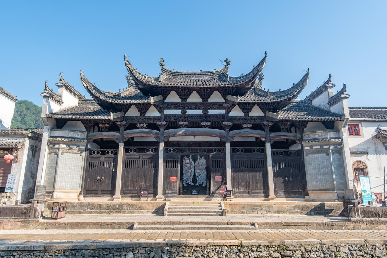 龙川胡氏宗祠门楼正面：重檐八角屋顶，七开间格局，匾额高悬
