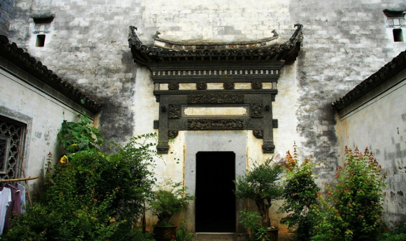 卢村木雕楼（志诚堂）入口，传统木构建筑与精美雕刻装饰