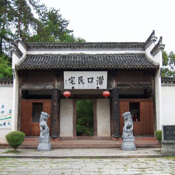 方观田宅正面：三开间素面青瓦，梁架无雕饰
