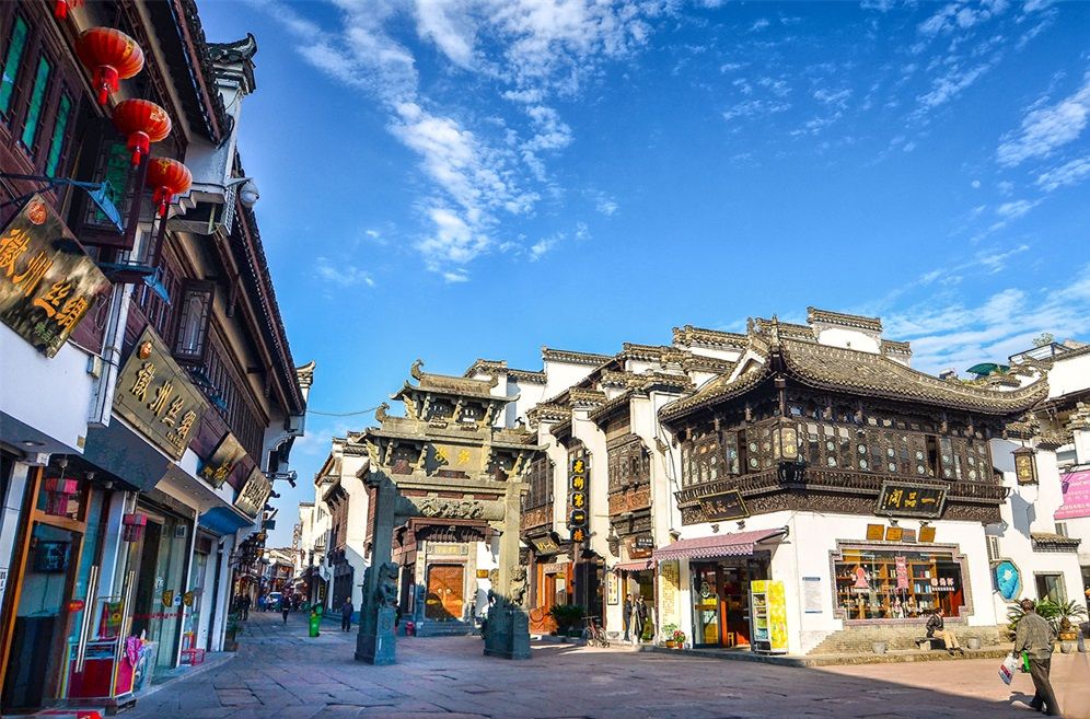 屯溪老街徽派建筑与街边店铺的傍晚景象