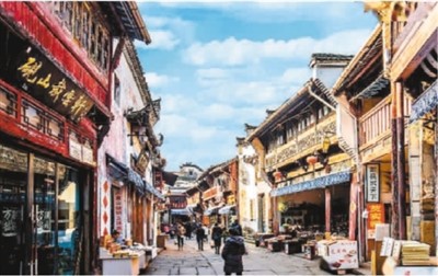 屯溪老街沿街店面，可见徽派店铺的黑底金字招牌和石板路面