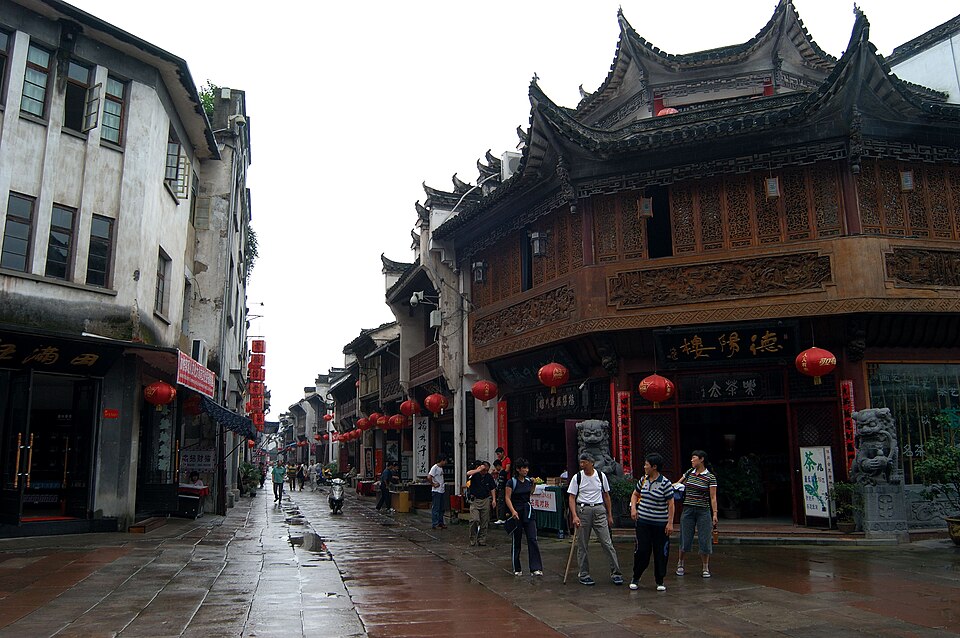 屯溪老街赭红色麻石板路面和徽派店铺马头墙