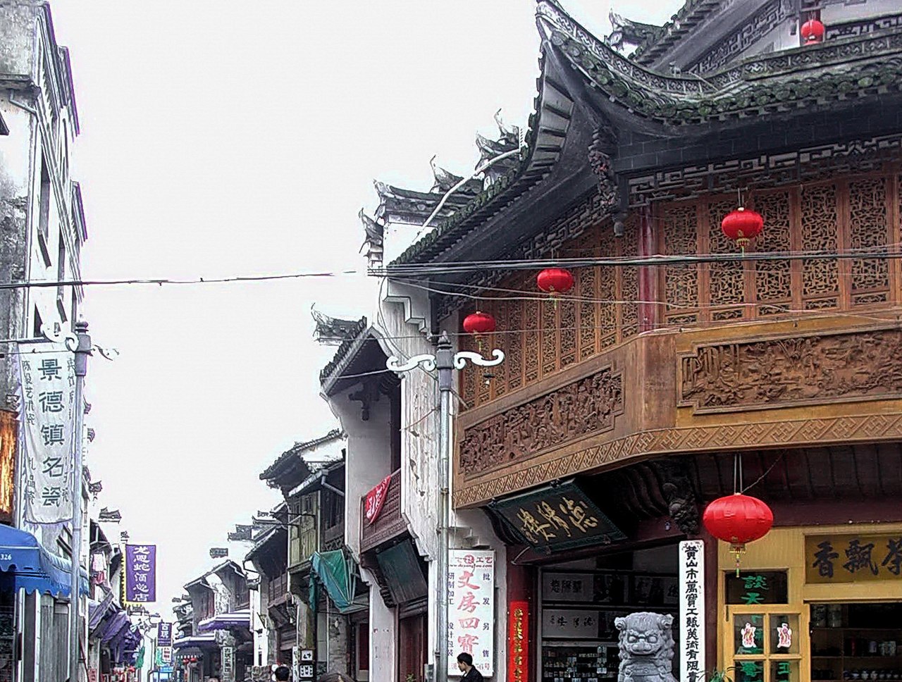 屯溪老街主街全景，石板路两侧徽派店铺林立