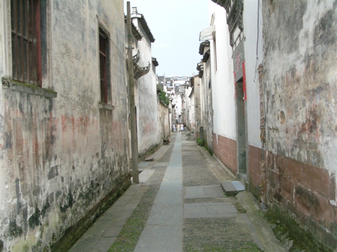 斗山街街景：青石板路，两侧白墙黑瓦建筑，马头墙层次分明