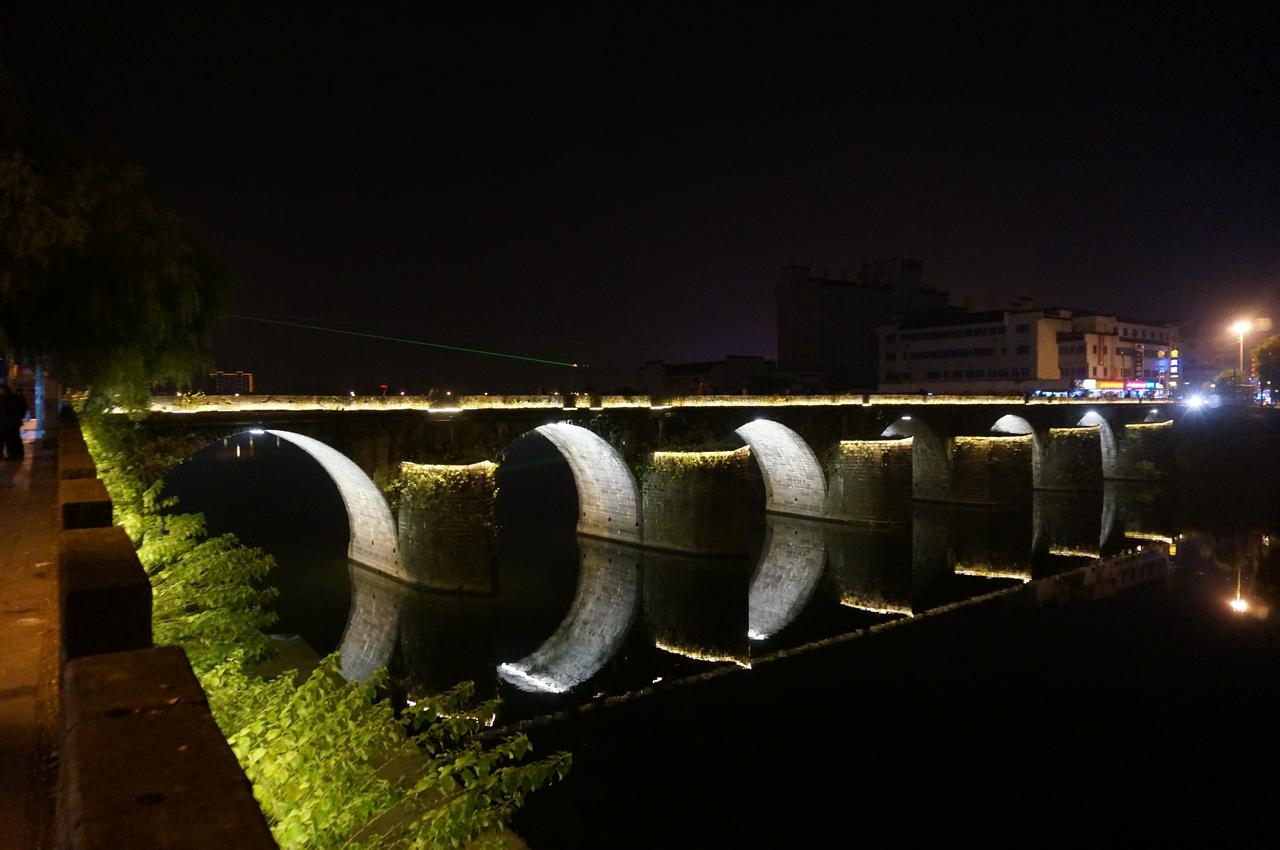 镇海桥夜景，桥面照明与两岸城市灯光交相辉映