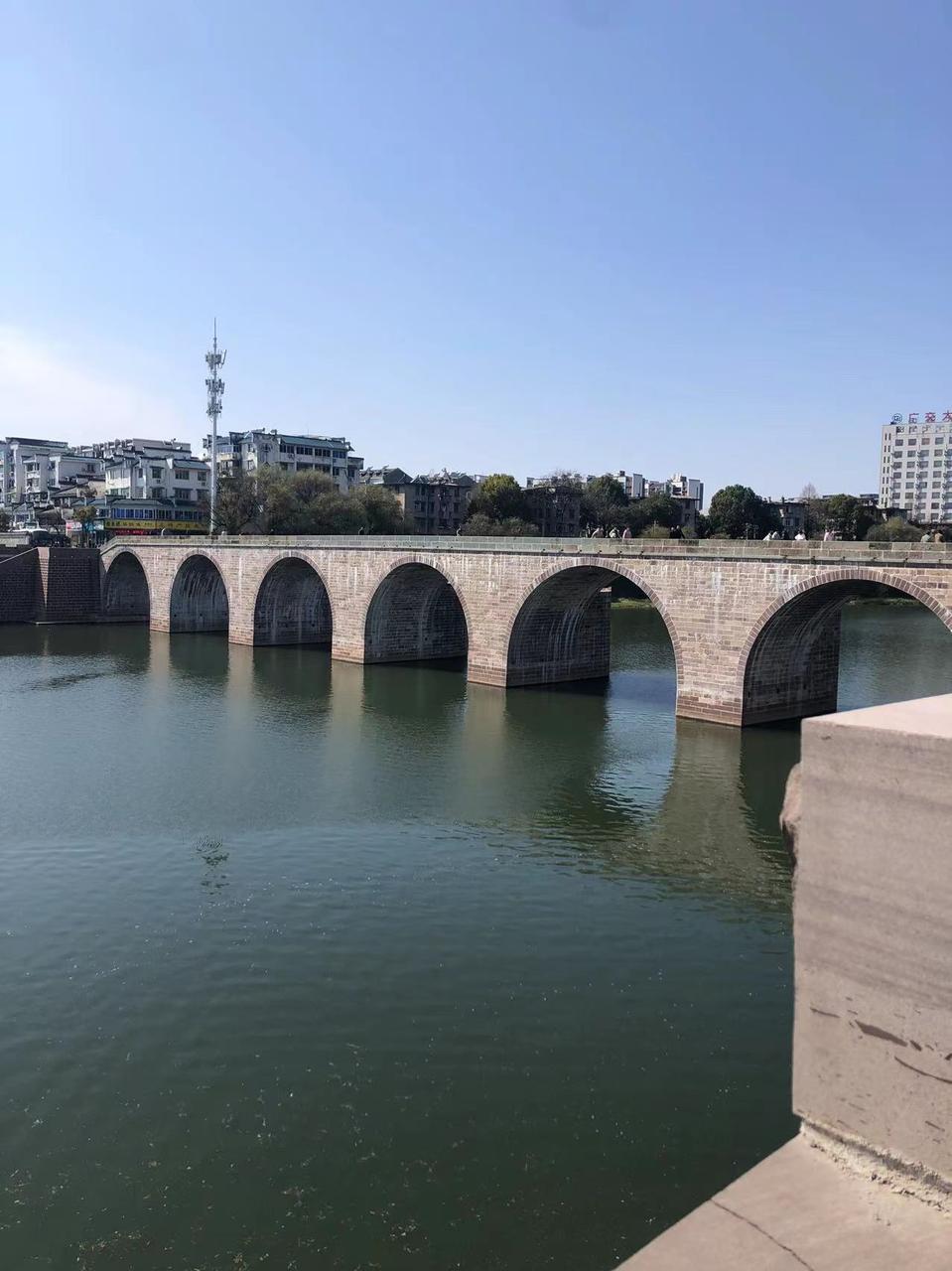 修复后的镇海桥全景，六墩七孔石拱桥横跨横江