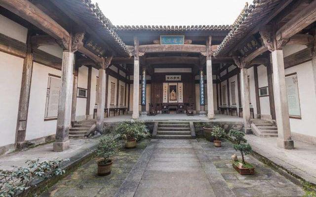 竹山书院内部庭院，"多士成林"匾额悬挂于檐下