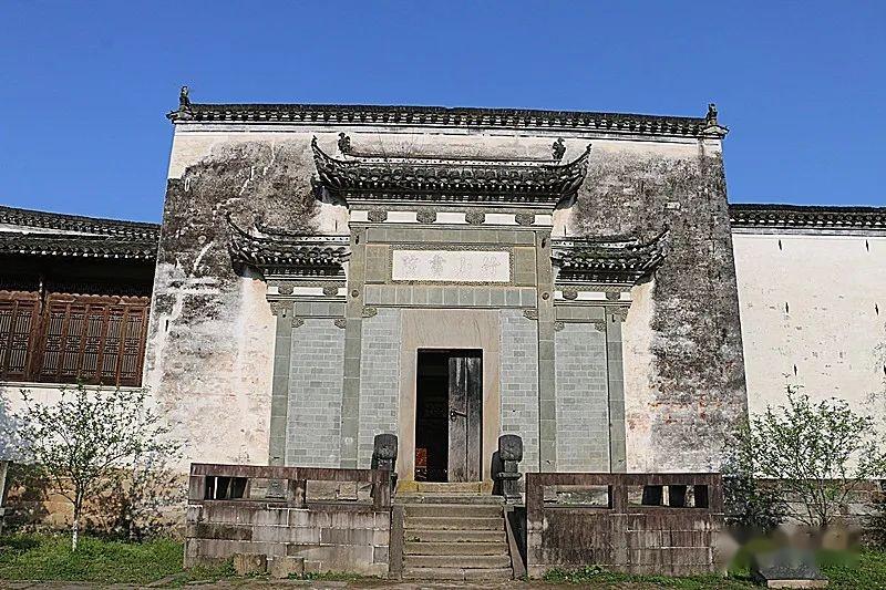 竹山书院正门，"竹山书院"题额清晰可见，马头墙和石鼓拱卫入口