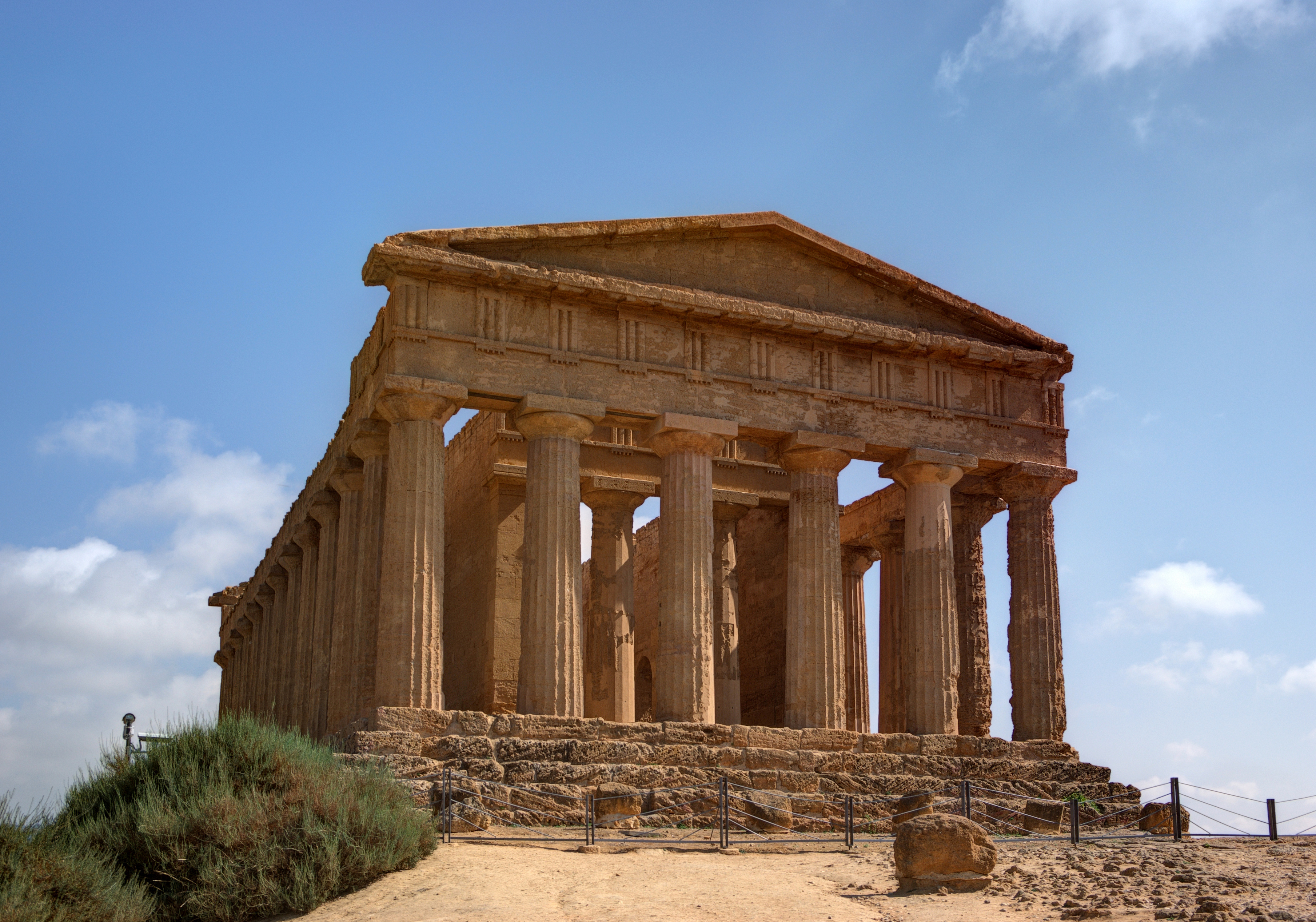 Temple of Concordia 东侧正面 34 根 Doric 圆柱