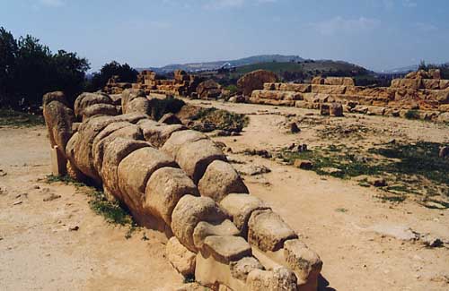 Olympian Zeus 神庙遗址上倒地的 Telamon 像柱