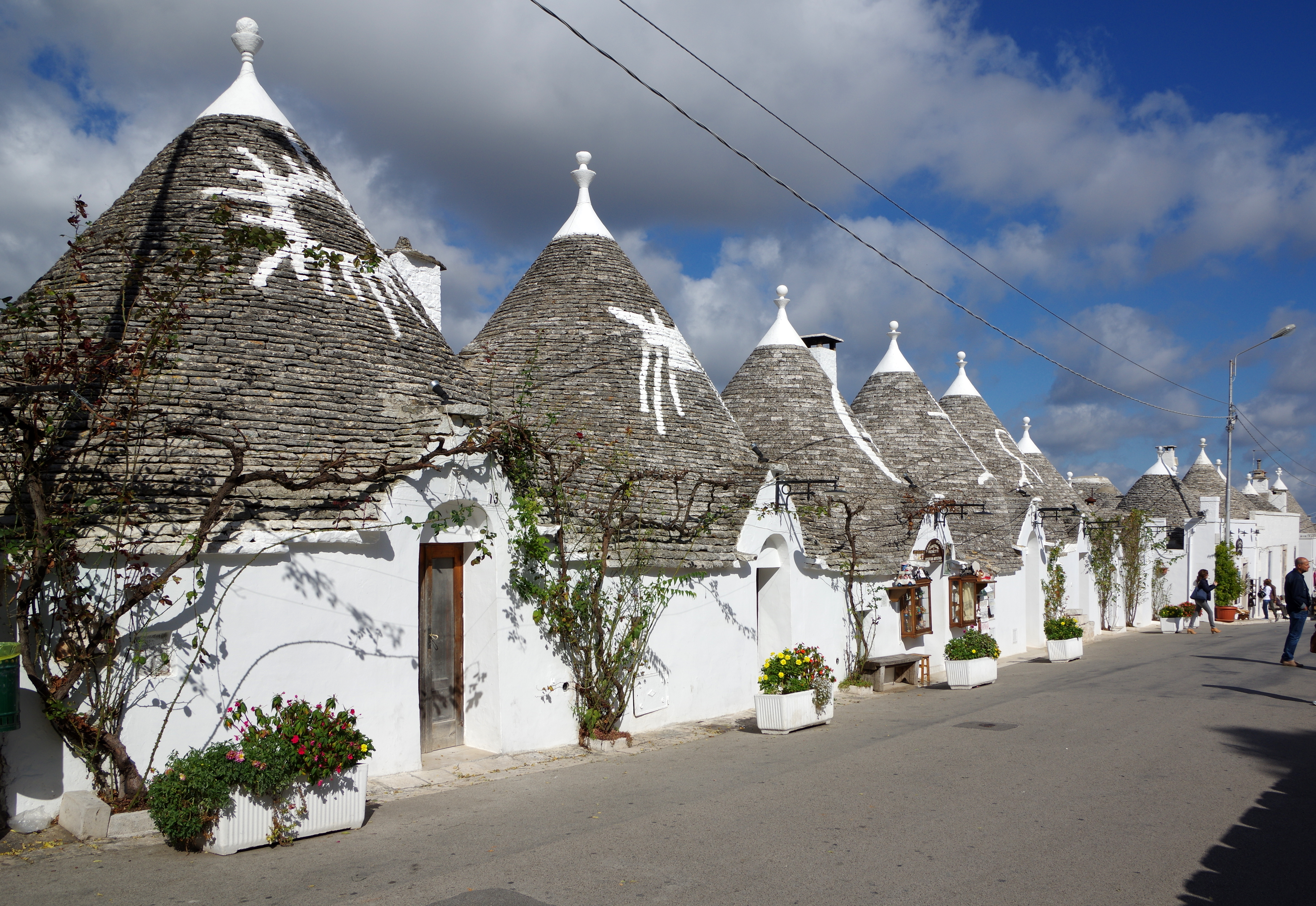 trulli 锥顶上的白色符号和尖顶石