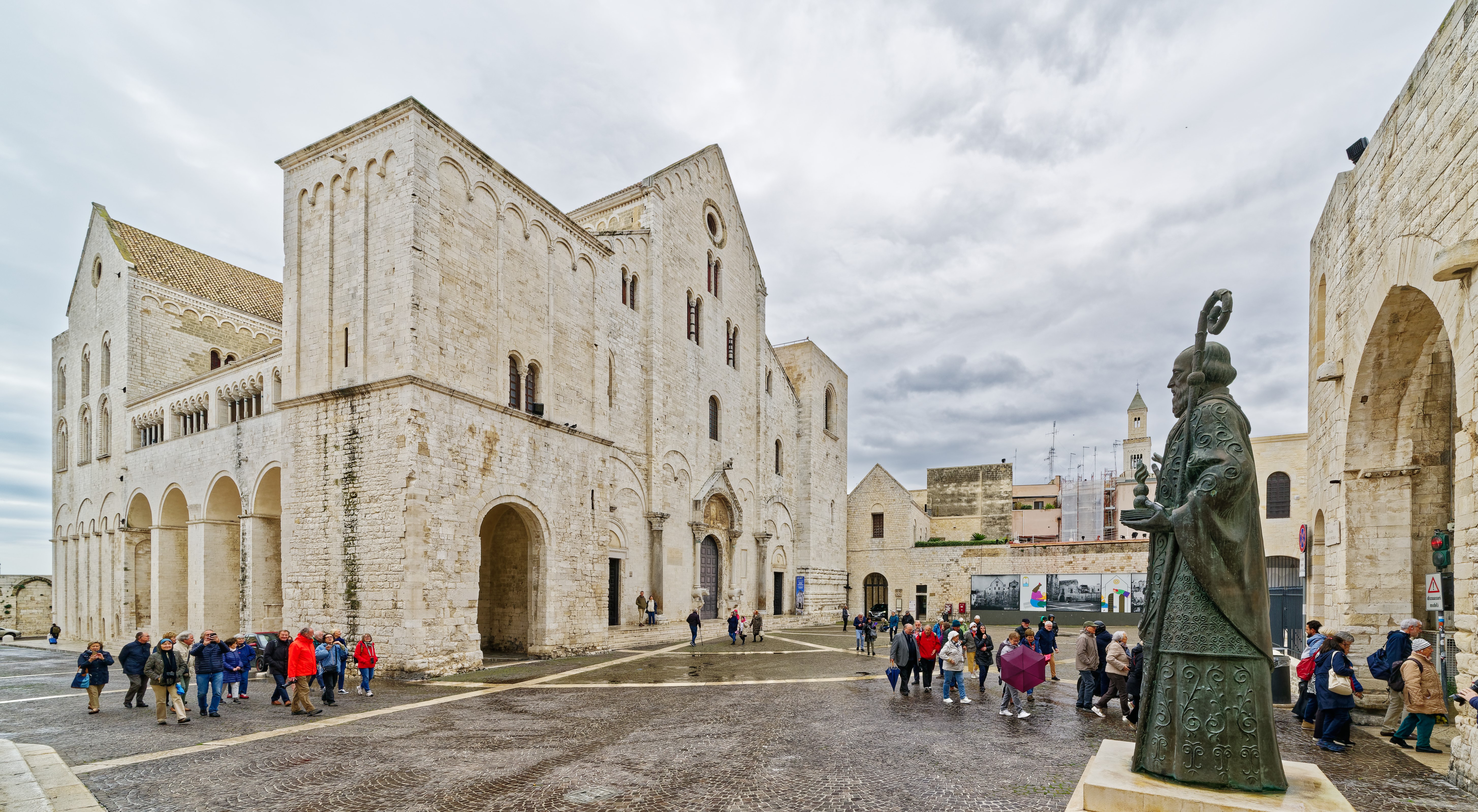 Basilica 正面外观：白色石灰岩正立面、非对称双钟楼