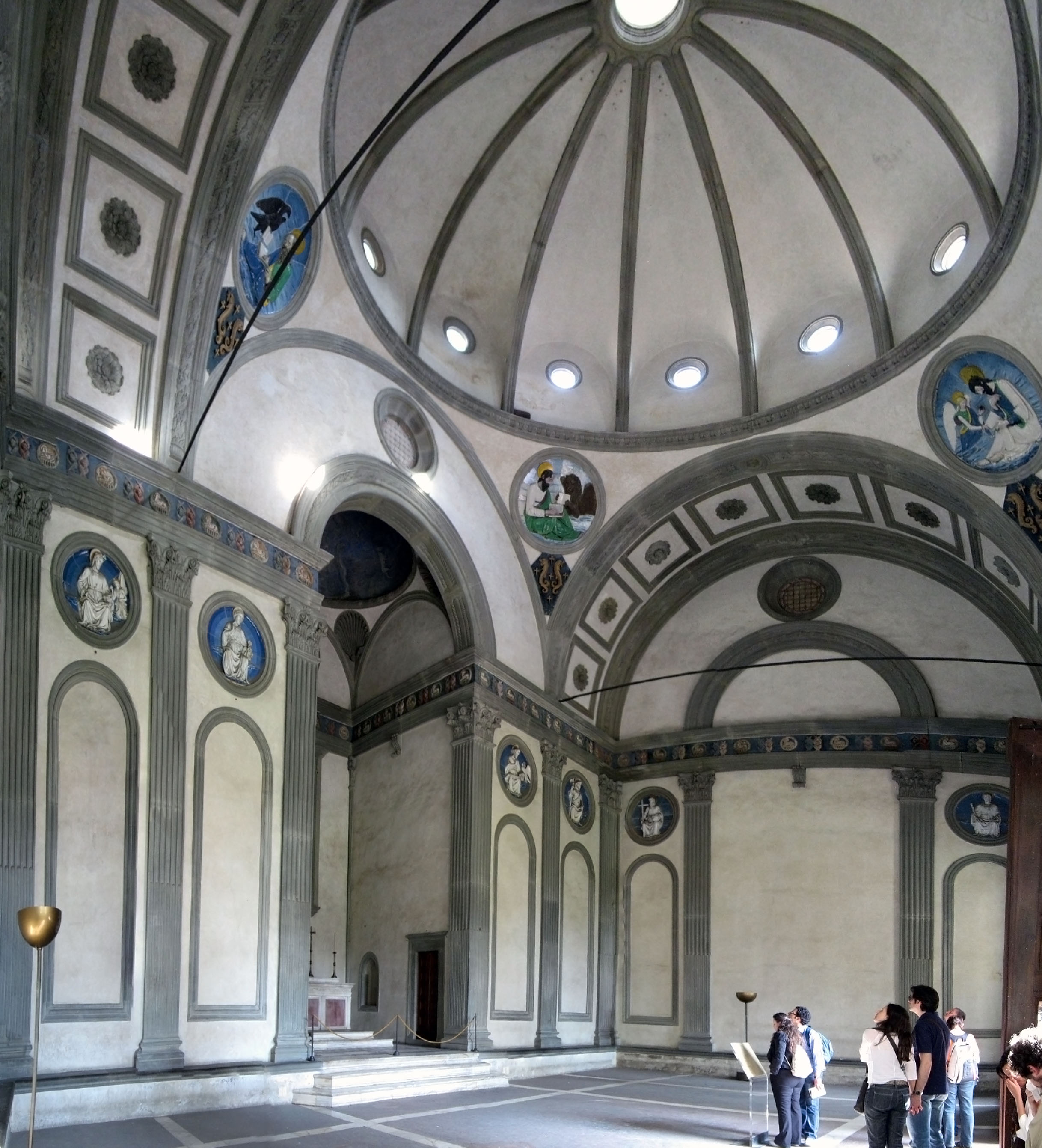 Pazzi Chapel 内部，Brunelleschi 设计的早期文艺复兴空间