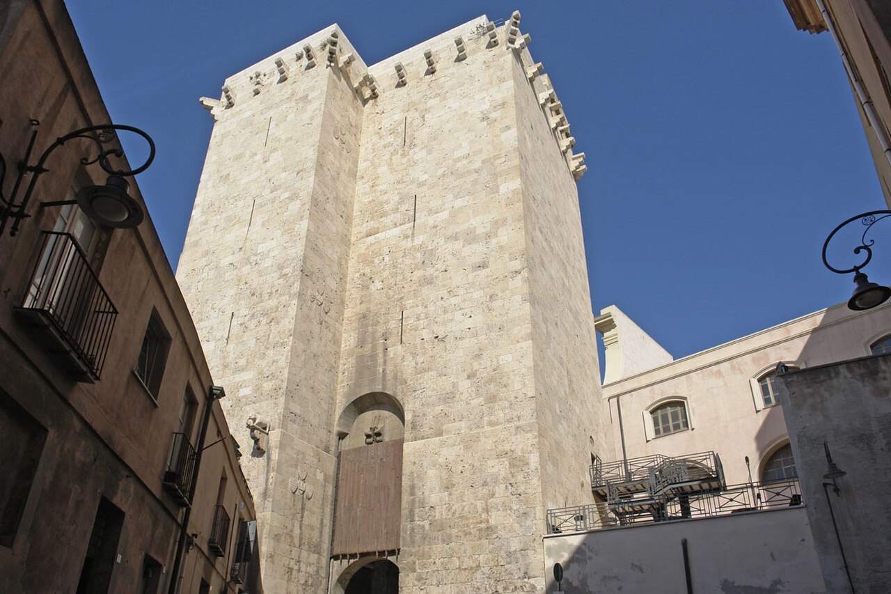 Torre dell'Elefante（大象塔）白石灰岩塔身