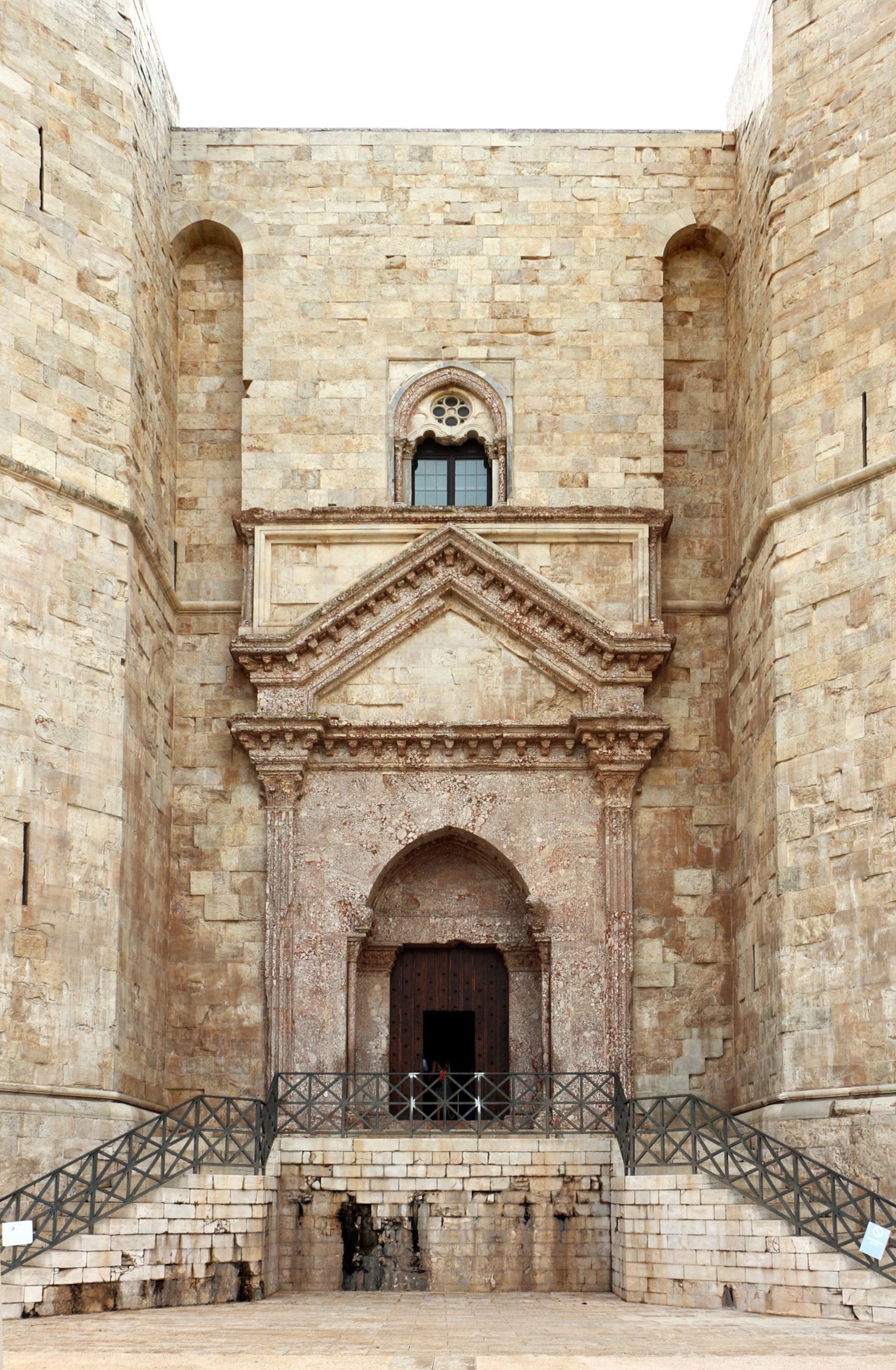 Castel del Monte 主入口门廊古典元素
