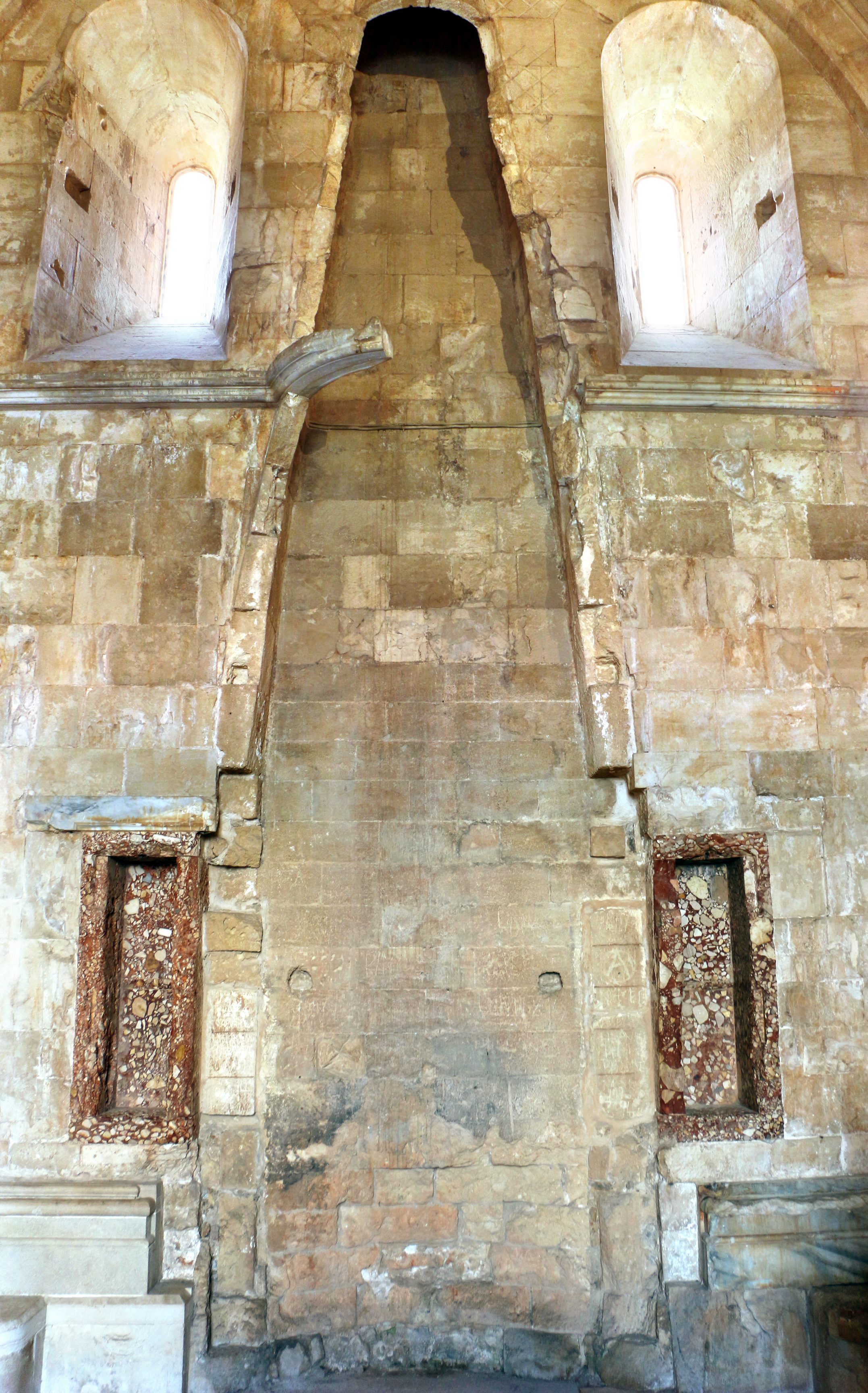 Castel del Monte 内部大厅肋拱顶和尖拱窗