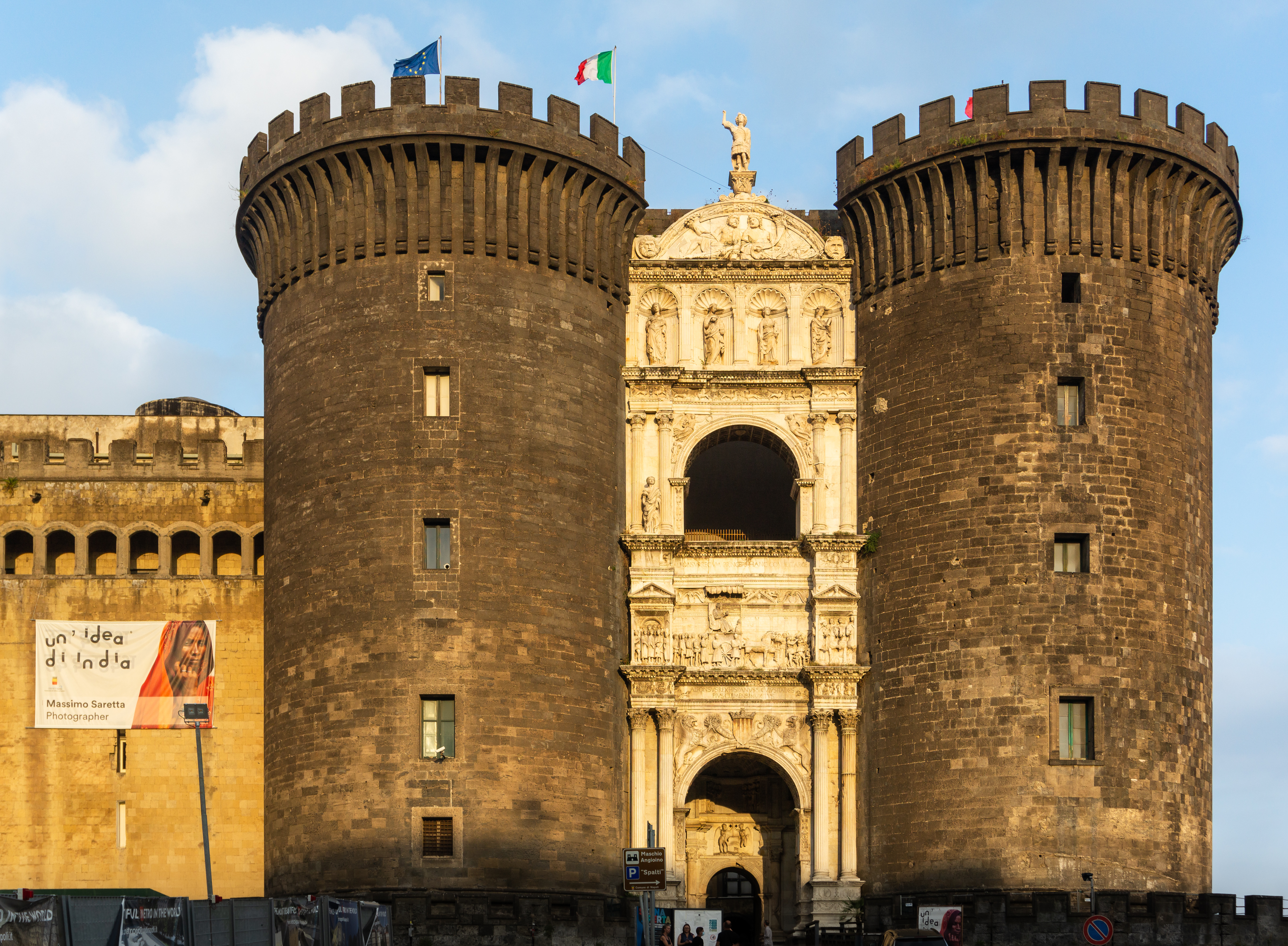 Castel Nuovo 凯旋门正面特写