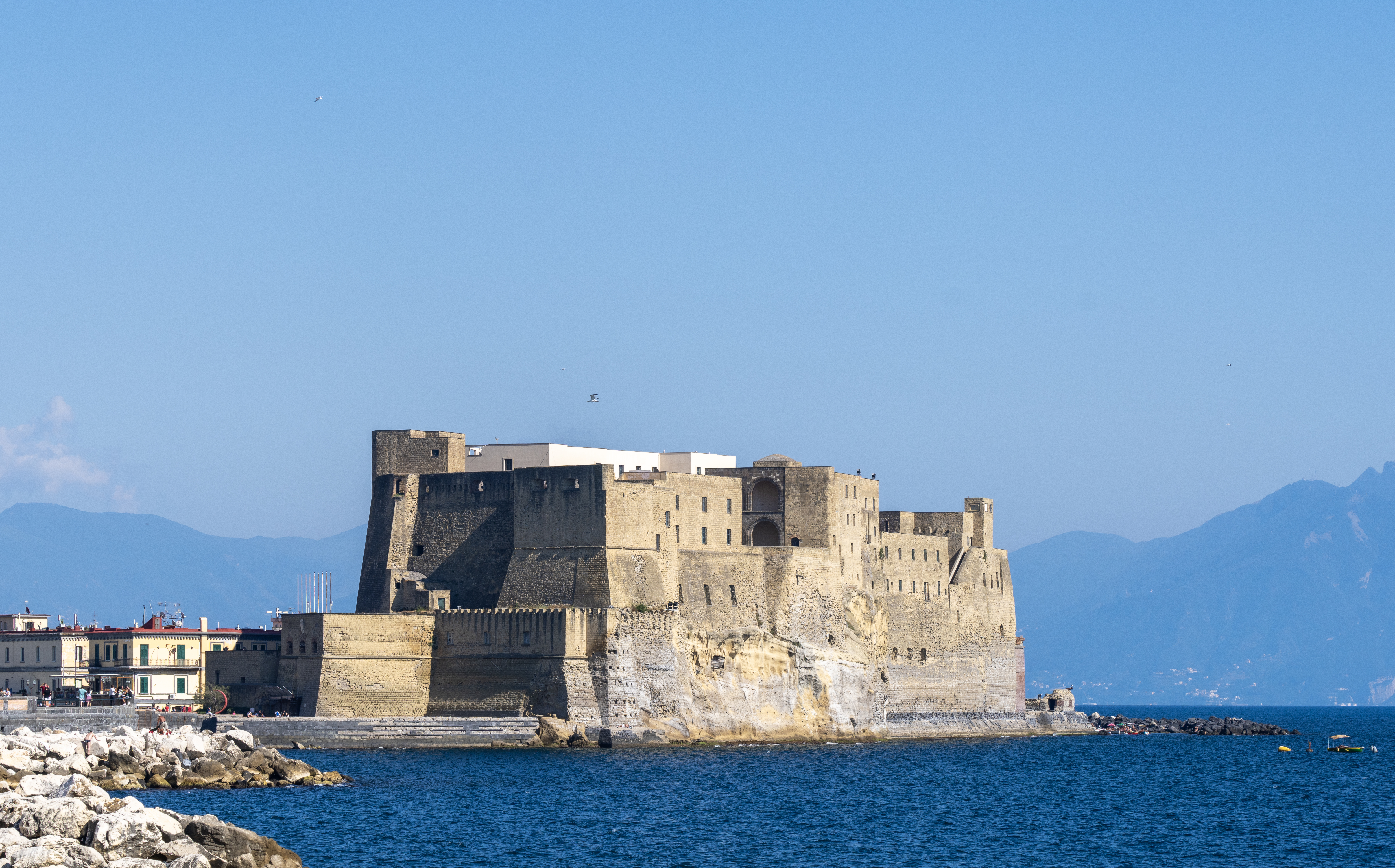 Castel dell'Ovo 海上全景，维苏威火山在后方