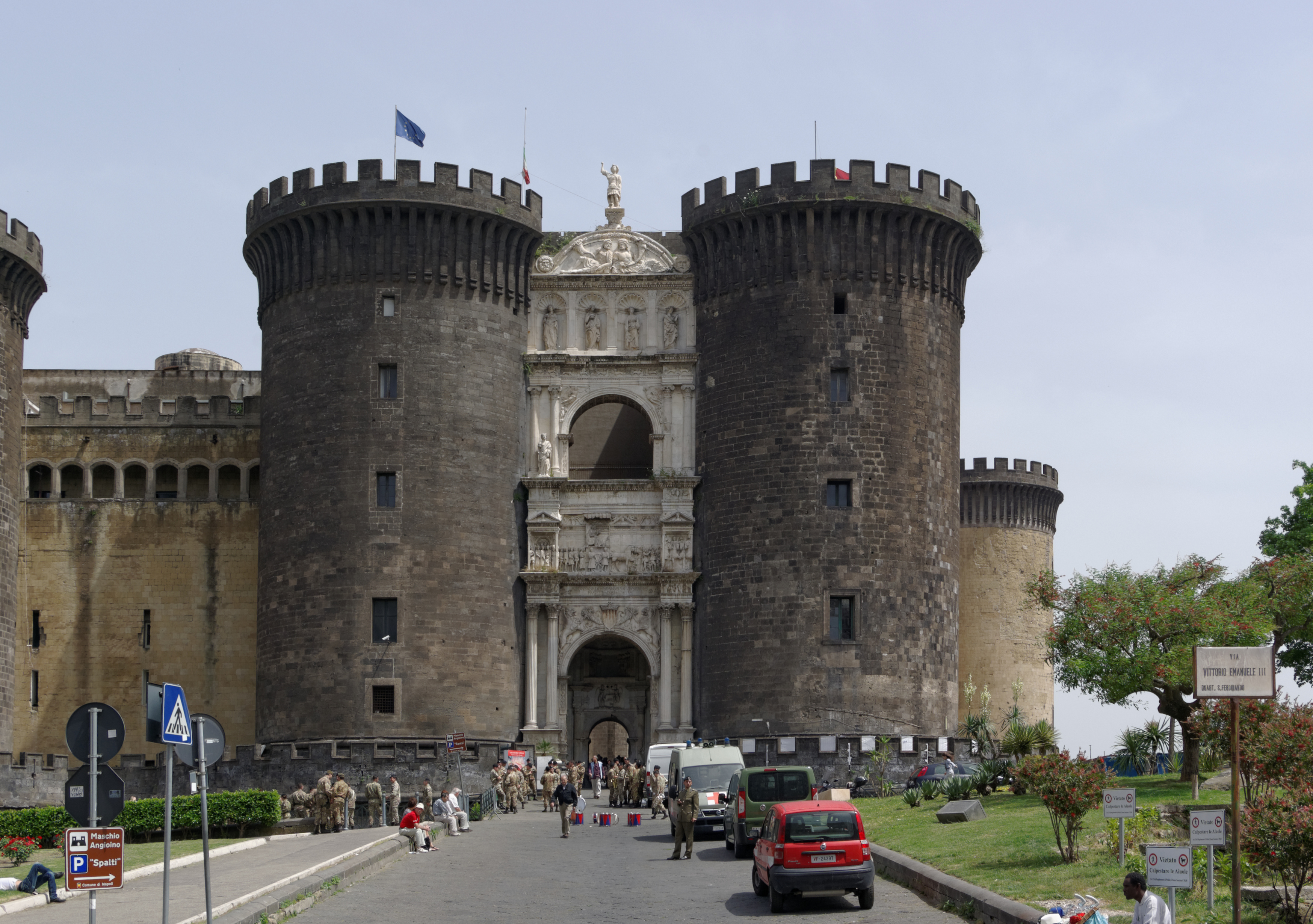 Castel Nuovo 全景，五座圆塔与白色凯旋门