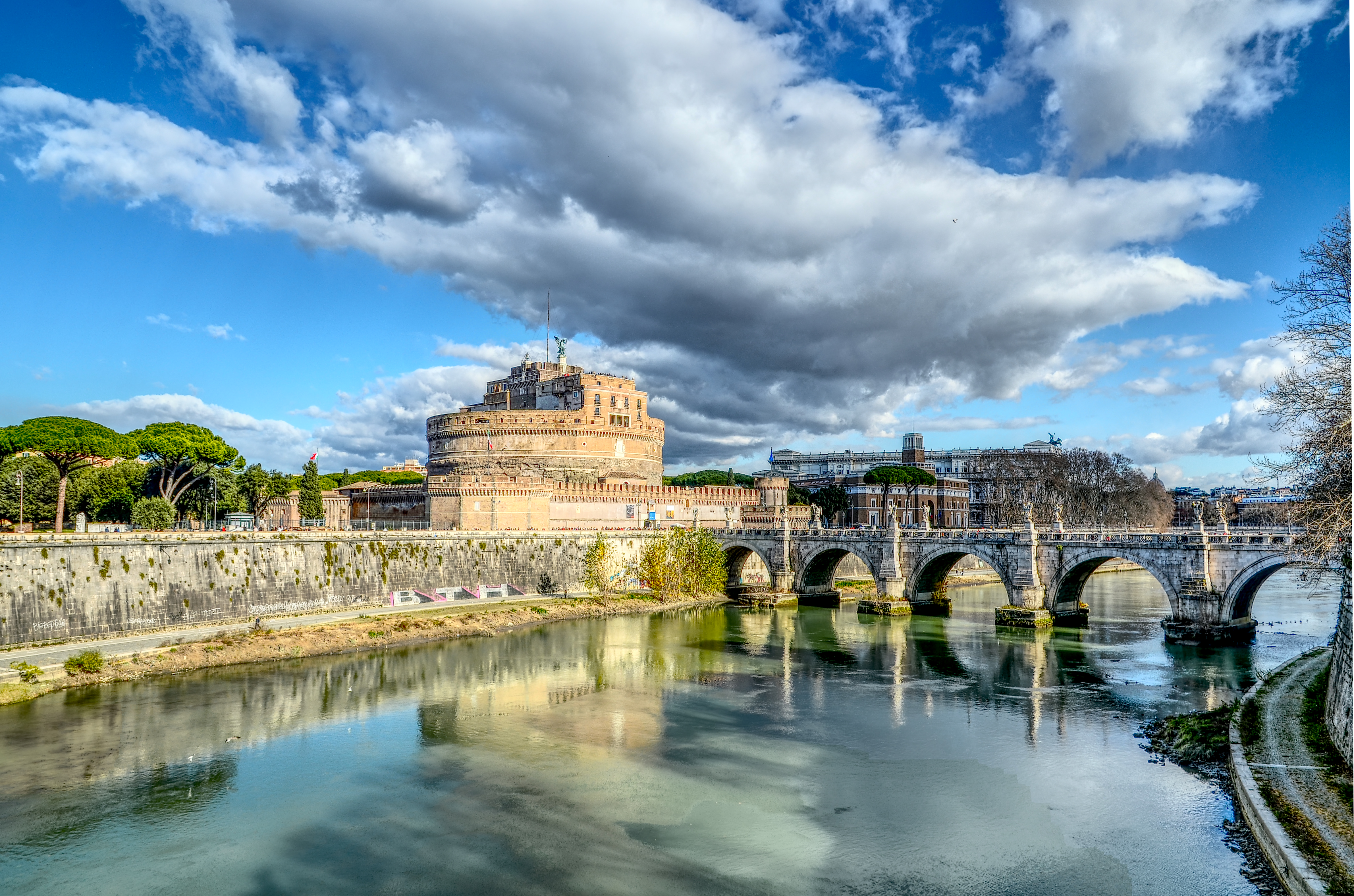 从Ponte Sant'Angelo眺望圣天使堡外观