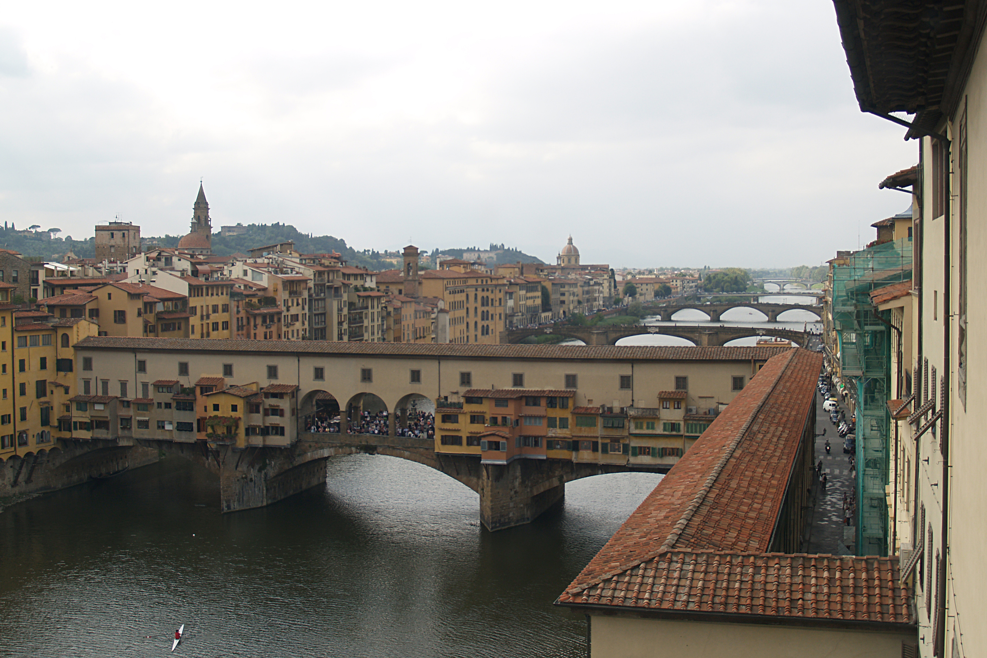 Vasari Corridor 跨越 Arno 河与 Ponte Vecchio