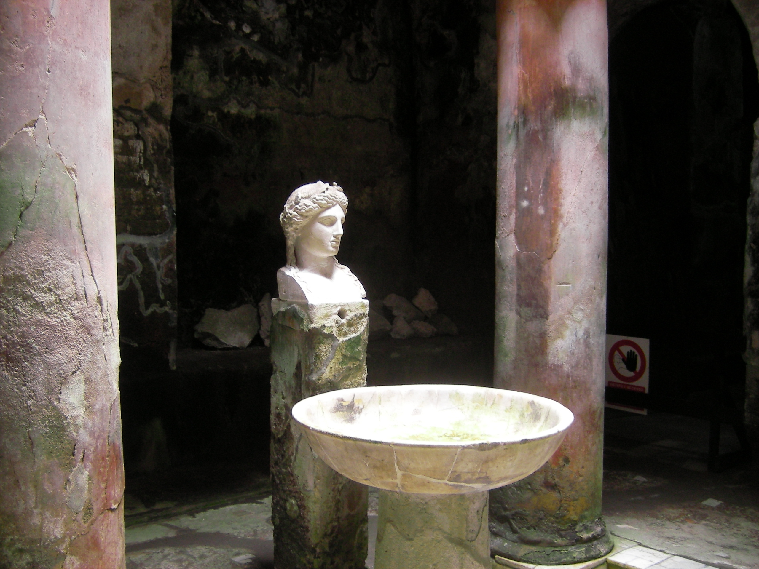 Suburban Baths 的中庭（atrium），拱顶和灰泥装饰完整保留