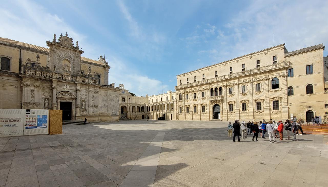 Piazza del Duomo 广场全景，大教堂和钟楼
