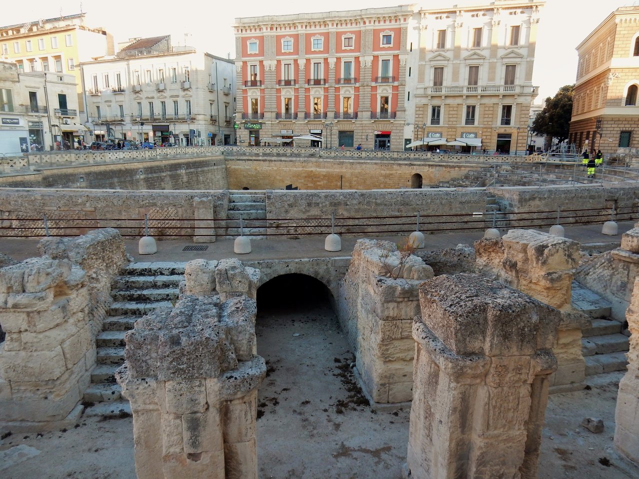 Piazza Sant'Oronzo 的罗马剧场遗址