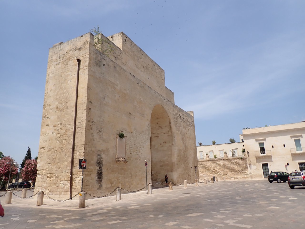 Pietra Leccese 石材建造的 Porta Napoli 城门墙面，显示暖金色调和细腻质地