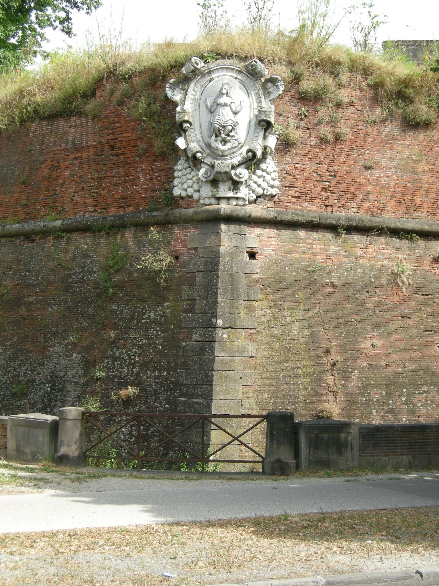 Baluardo Santa Maria棱堡墙顶林荫道